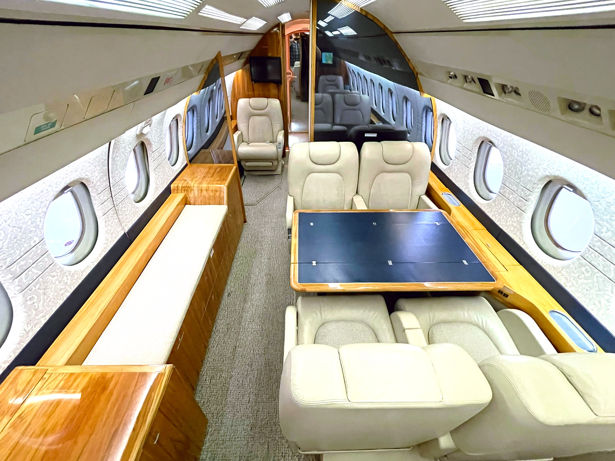 Falcon 900B