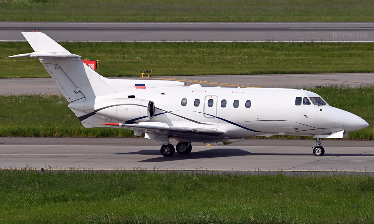 Hawker 700B