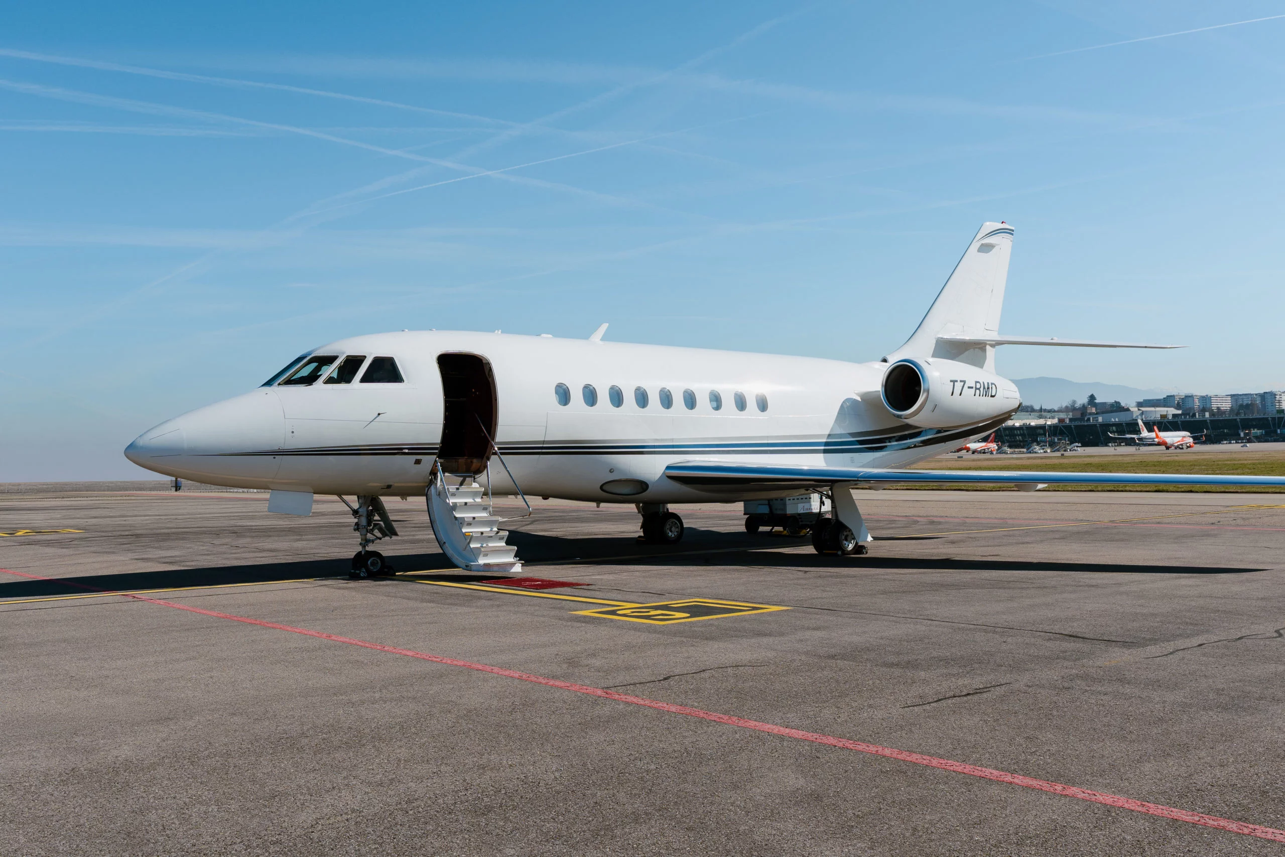 Partner aircraft Falcon 2000.