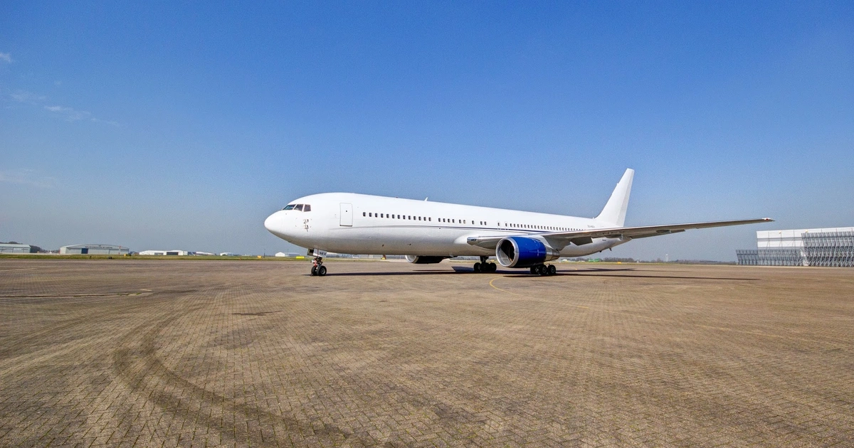 い Boeing 767-300 Commercial Aircraft 