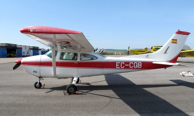 Cessna 182 by Cessna Aircraft Company