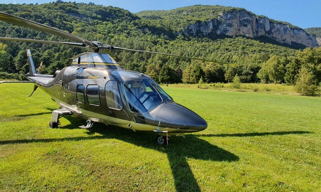 Falcon Helicopter 青と黒 Air Force's first Grey Wolf patrol helicopter arrives at