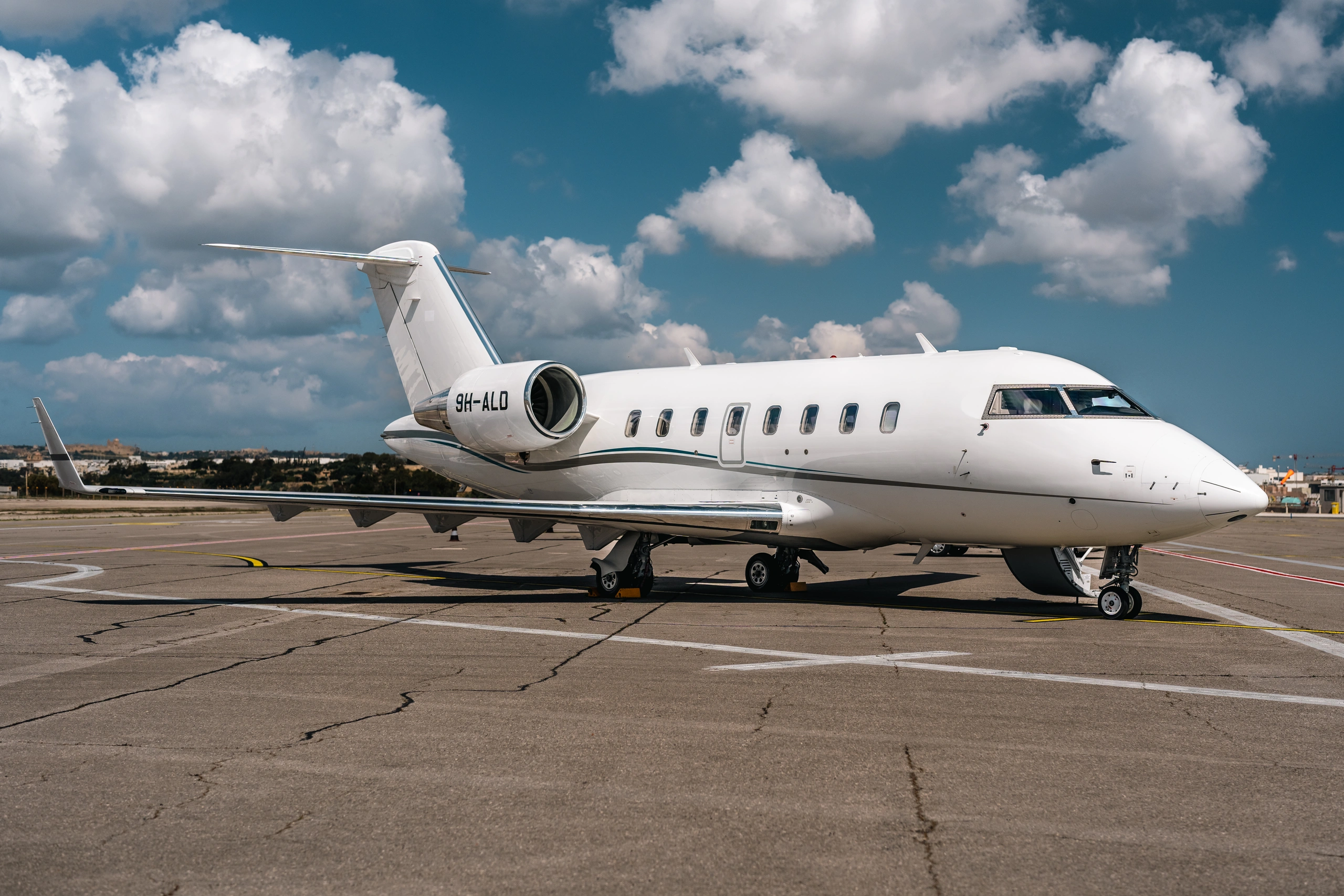 9H-ALD Challenger 605 - ElitAvia Malta Limited owned by S/N 5764